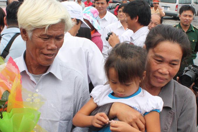 Cô bé Nguyễn Thị Thắng và cha mình tại cảng Dung Quất tháng 10/2010.