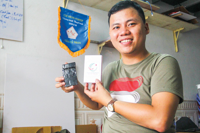 Thiết bị chống bắt cóc trẻ và hộp sạc không dây do sinh viên Lê Văn Đây chế tạo. Ảnh: Thanh Trần.