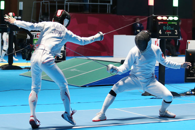 Kiếm thủ Tiến Nhật (phải) tung đòn tấn công buộc đối thủ Nhật Bản vất vả né tránh. Ảnh: VSI.