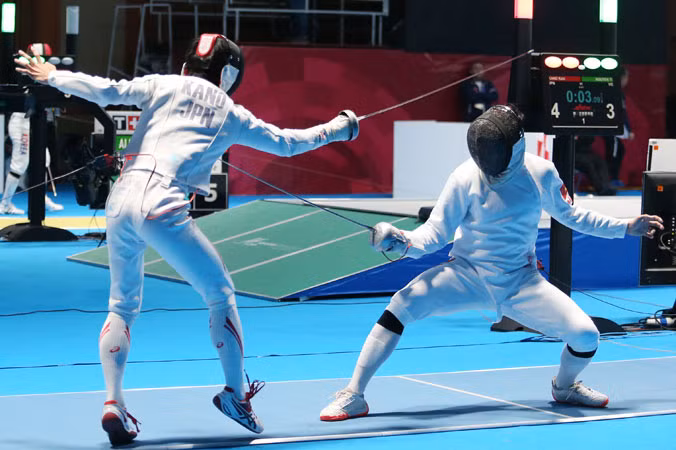 Kiếm thủ Tiến Nhật (phải) tung đòn tấn công buộc đối thủ Nhật Bản vất vả né tránh. Ảnh: VSI.