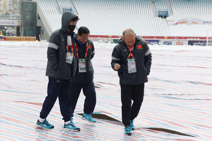 HLV Park Hang Seo kiểm tra mặt cỏ sân Thường Châu để có những lời khuyên hữu ích cho học trò trước trận chung kết. Ảnh: Đoàn Nhật.