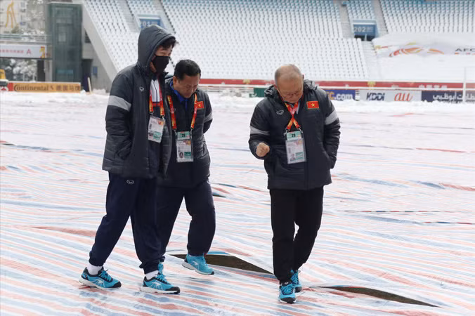 HLV Park Hang Seo kiểm tra mặt cỏ sân Thường Châu để có những lời khuyên hữu ích cho học trò trước trận chung kết. Ảnh: Đoàn Nhật.