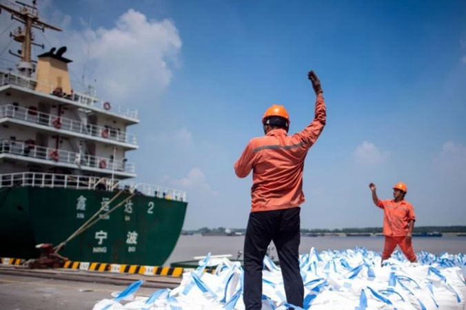 Tổng thống Mỹ Donald Trump đe dọa áp đặt thuế đối với tất cả các mặt hàng nhập khẩu từ Trung Quốc.