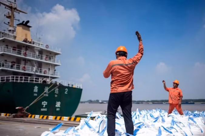 Tổng thống Mỹ Donald Trump đe dọa áp đặt thuế đối với tất cả các mặt hàng nhập khẩu từ Trung Quốc.