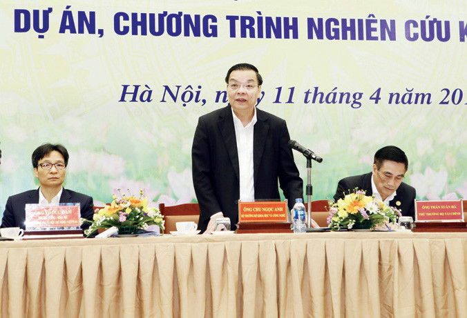 Bộ trưởng Bộ Khoa học và Công nghệ Chu Ngọc Anh đối thoại với các nhà khoa học dưới sự chứng kiến của Phó Thủ tướng Vũ Đức Đam, sáng 11/4/2018. Ảnh: Nguyễn Dân/TTXVN.