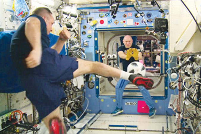 Nga trở thành nước chủ nhà đầu tiên đưa trái bóng World Cup đi chu du ngoài không gian