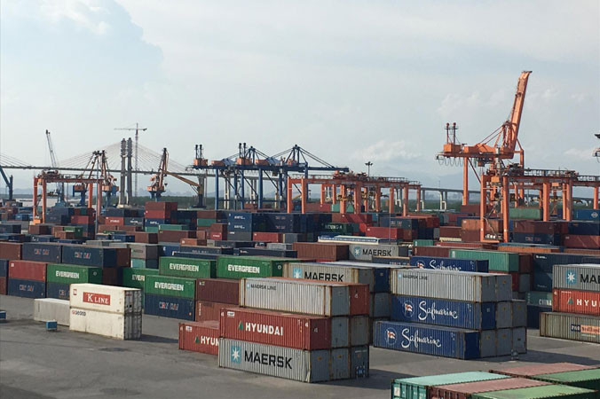 Hàng nghìn container phế liệu đang tồn đọng. Ảnh: Tuấn Nguyễn.