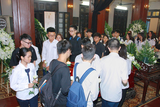 Bạn bè thương tiếc Hiếu. Ảnh: Huy Hà.