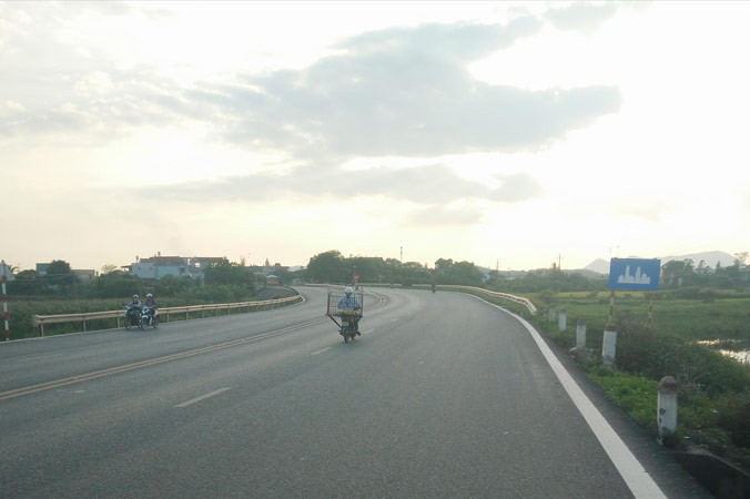 Biển báo khu dân cư vào thị xã Chí Linh - Hải Dương không đúng Quy chuẩn 41. Ảnh: Bình Minh.