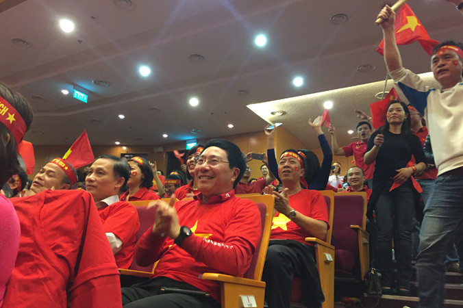 Phó Thủ tướng, Bộ trưởng Ngoại giao Phạm Bình Minh cổ vũ đội tuyển U23 Việt Nam thi đấu trận chung kết Giải vô địch bóng đá U23 châu Á. Ảnh: Thái An.