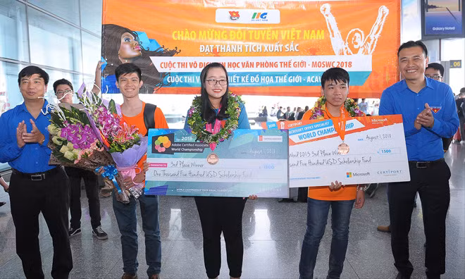 Anh Nguyễn Hải Minh, Phó chủ tịch T.Ư Hội LHTN Việt Nam (ngoài cùng bên phải) tặng hoa cho các thí sinh. ẢNh: X.T.