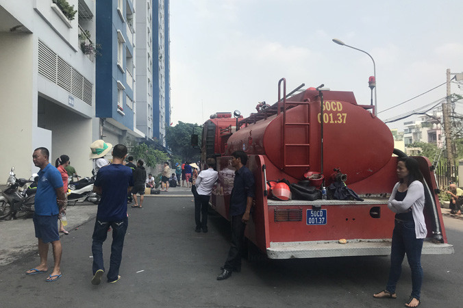 Xe cứu hỏa đến hiện trường vụ cháy. Ảnh: N.B.