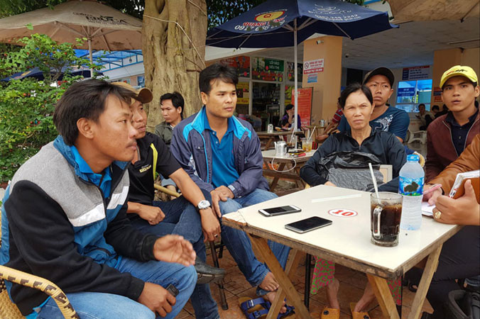 Người nhà nạn nhân cung cấp thông tin cho phóng viên. Ảnh: Nhật Huy.