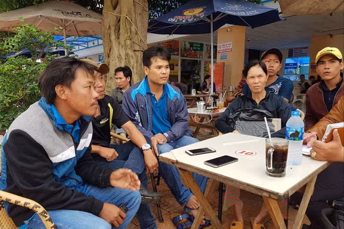 Người nhà nạn nhân cung cấp thông tin cho phóng viên. Ảnh: Nhật Huy.