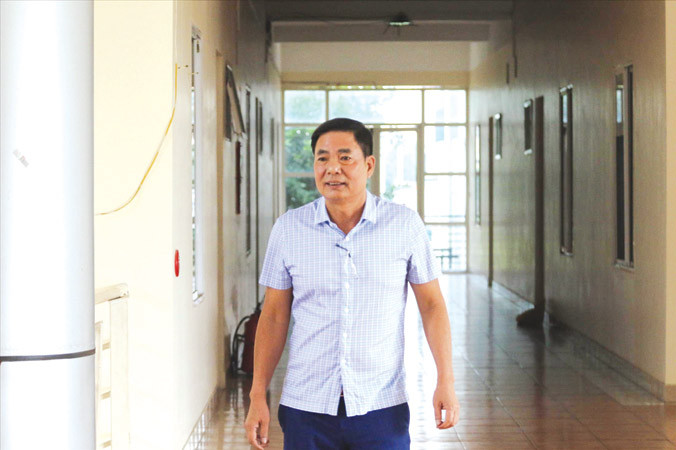 Ông Trần Mạnh Hùng tới cuộc họp HĐQT công ty VPF, nơi ông xin rời khỏi vị trí Phó chủ tịch HĐQT VPF sau scandal vạ miệng với Phó ban Trọng tài Dương Văn Hiền. Ảnh: Ái Xuân.