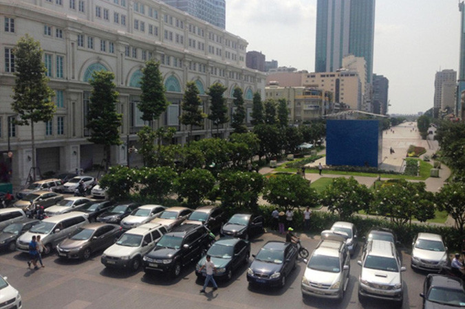 Xe công chở cán bộ lãnh đạo các sở ban ngành và quận huyện đến dự họp tại trụ sở UBND TPHCM. Ảnh: Huy Thịnh.