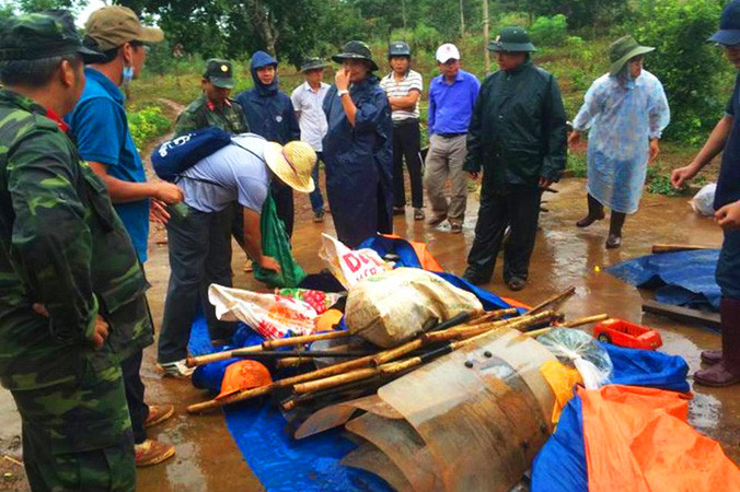 Công cụ trấn áp nông dân để giành đất của Công ty Long Sơn.