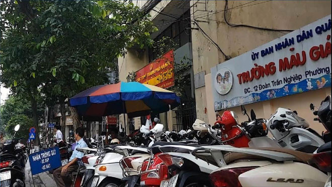 Bãi gửi xe tăng giá gấp đôi trước cổng Chi cục thuế quận Hai Bà Trưng.