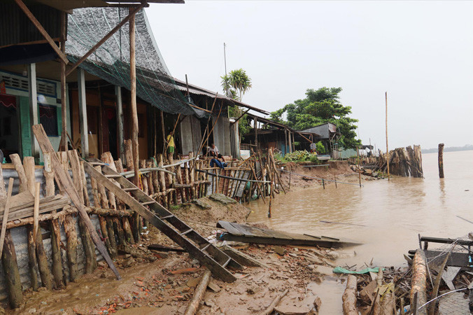 Sạt lở sát mé nhà dân ở Vĩnh Long. ẢNH: NHẬT HUY