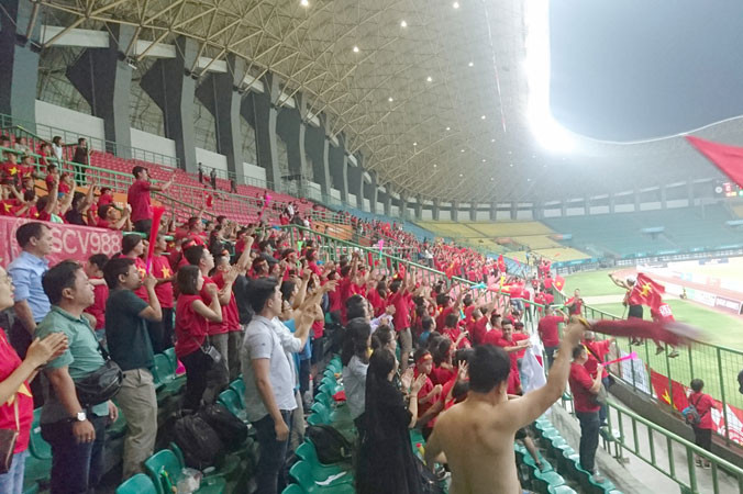 Cổ động viên Việt Nam có mặt trên sân vỡ òa khi Văn Toàn chọc thủng lưới Syria. Ảnh: L.H.V.