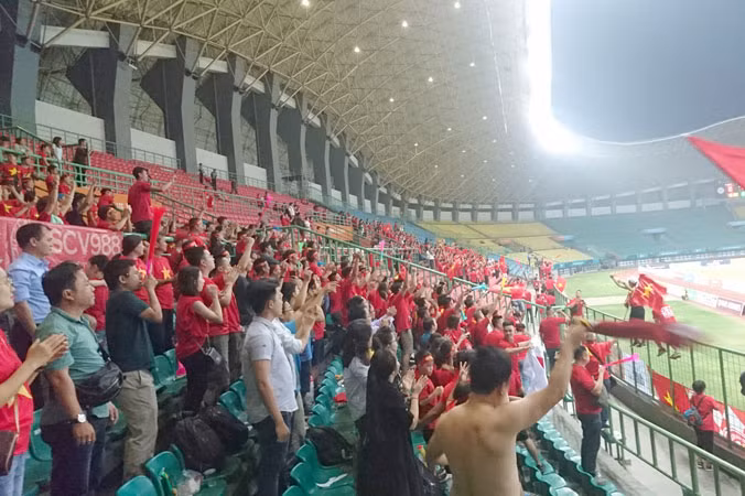 Cổ động viên Việt Nam có mặt trên sân vỡ òa khi Văn Toàn chọc thủng lưới Syria. Ảnh: L.H.V.