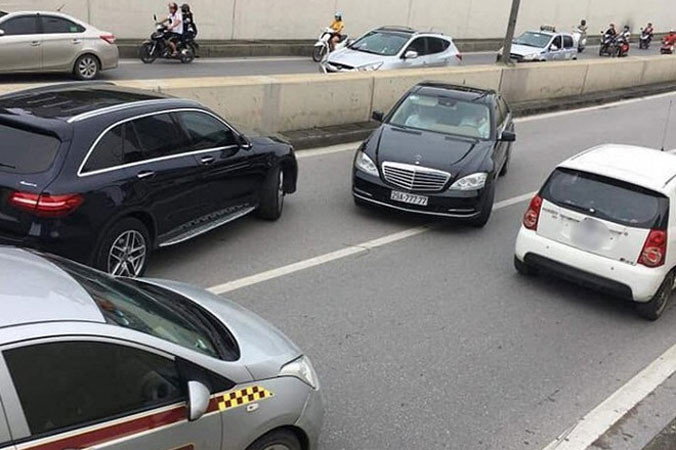 Hình ảnh chiếc xe Mercedes mang BKS 29A - 777.77 đi ngược chiều trong hầm Kim Liên ( Hà Nội) chiều 5/8. Ảnh: Otofun.