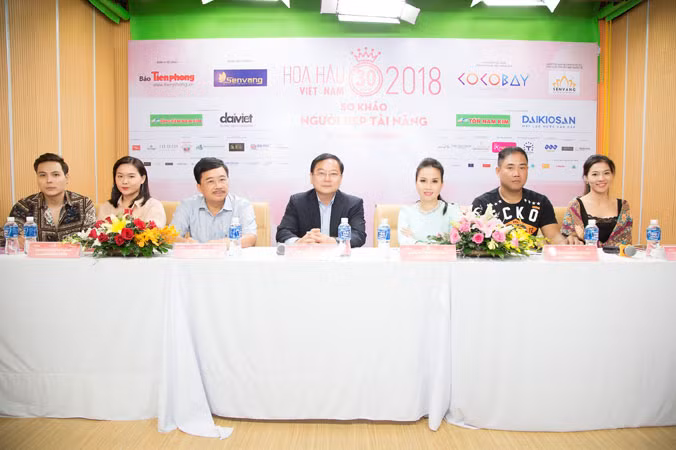Ban tư vấn sơ khảo phần thi Người đẹp tài năng từ trái qua: biên đạo múa Khoa Nguyễn, Huỳnh Mến, Phó trưởng BTC Vũ Tiến, Trưởng BTC Lê Xuân Sơn, ca sĩ Cẩm Ly, Minh Vy, Phó trưởng BTC Phạm Kim Dung. Ảnh: SV.