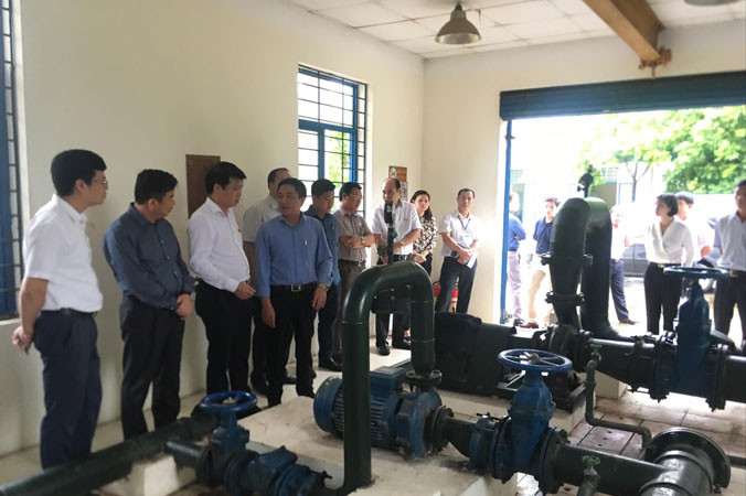 Ðoàn giám sát kiểm tra Trạm cấp nước Xí nghiệp nước sạch Phú Xuyên. Ảnh: Trường Phong.