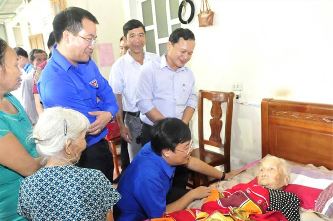 Anh Lê Quốc Phong, Bí thư thứ nhất T.Ư Ðoàn thăm hỏi, tặng quà Mẹ Việt Nam anh hùng Lê Thị Em ở xã Thạch Hà, huyện Thạch Hà (Hà Tĩnh). Ảnh: Ðông Hà.