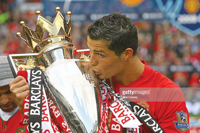 Ronaldo gây tranh cãi lớn khi được bầu chọn là cầu thủ M.U hay nhất tại Ngoại hạng Anh.