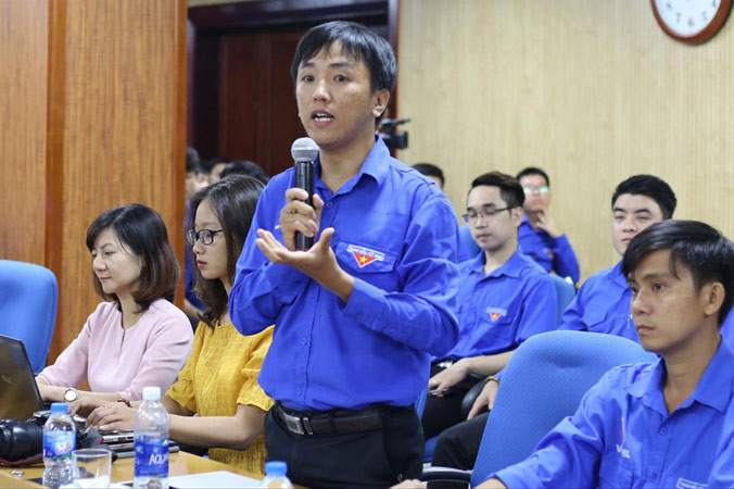Phan Văn Hồng Thắng chia sẻ kinh nghiệm sáng tạo của bản thân tại một diễn đàn thanh niên. Ảnh: Bình Minh.