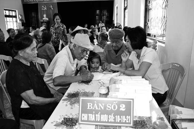 BHXH là chính sách an sinh với nhiều lợi ích, và không thể so sánh với bảo hiểm thương mại hay gửi tiết kiệm. Ảnh: PT.