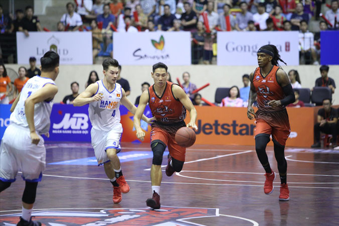Một pha lên bóng tấn công của Thang Long Warriors (phải) trong cuộc đối đầu với Ha Noi Buffaloes.