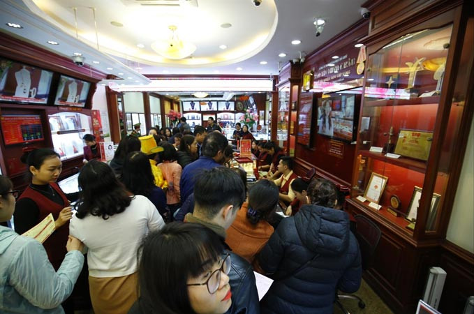 Người dân xếp hàng mua vàng tại nhiều cửa hàng vàng trên phố Trần Nhân Tông (Hà Nội). Ảnh: Như Ý.