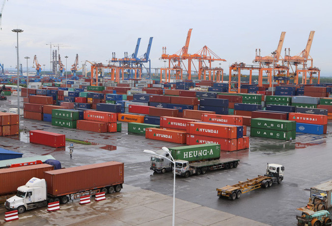 Cảng Tân Vũ - Cảng Hải Phòng hàng tạm nhập tái xuất xếp đầy cảng. Ảnh: Hồng Vĩnh.