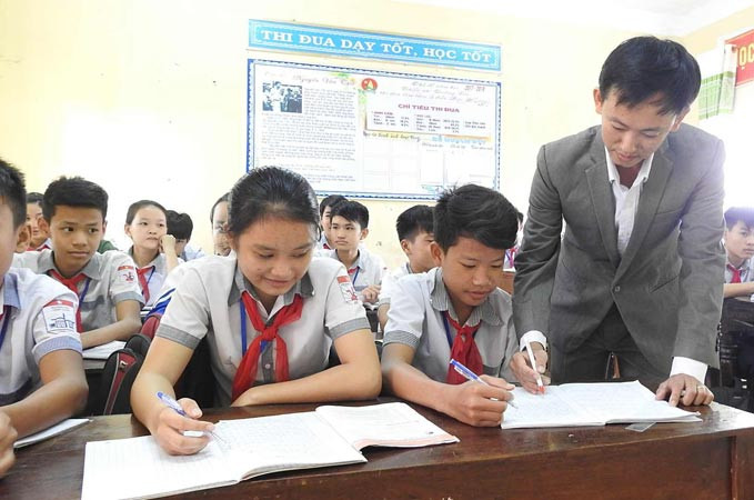 Thầy Lượng say sưa dạy học cho các học sinh.