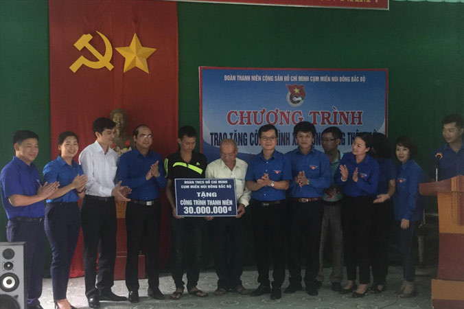Tặng công trình thanh niên cho xã Sơn Hà. Ảnh: Duy Chiến.