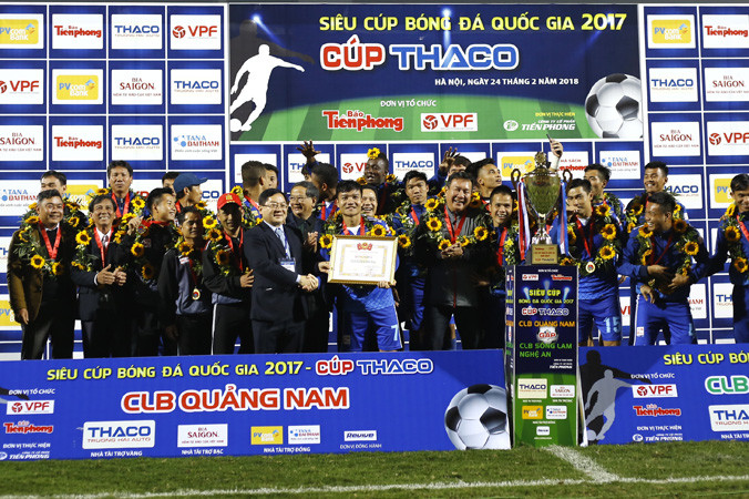 Nhà báo Lê Xuân Sơn, Tổng biên tập báo Tiền Phong, đồng Trưởng BTC trận Siêu cúp Quốc gia - Cúp THACO 2017 trao giải cho đội vô địch.