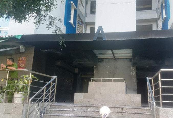 Chung cư Carina tan hoang sau vụ cháy làm 13 người chết rạng sáng 23/3.