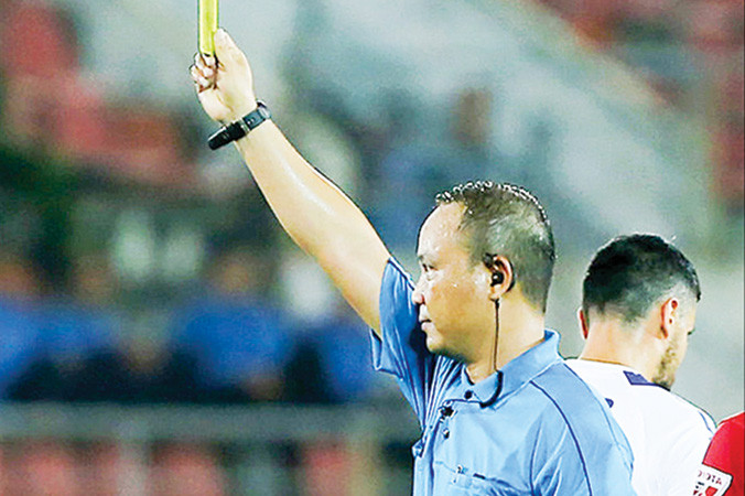 Trọng tài Văn Kiên mắc sai sót nghiêm trọng ở vòng 7 V-League. Ảnh: VSI.