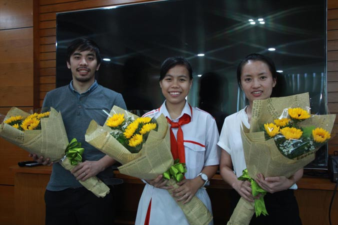 Ba đề cử Gương mặt trẻ Việt Nam tiêu biểu 2017 tại buổi giao lưu trực tuyến (từ trái qua: CEO WeFit Nguyễn Khôi; em Mai Hải Yến và TS. Vũ Bích Ngọc). Ảnh: Ngô Tùng.