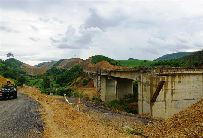 Công trường của tuyến mới Hoà Lạc - Hoà Bình hiện vẫn bị đình trệ. Ảnh: Sỹ Lực.