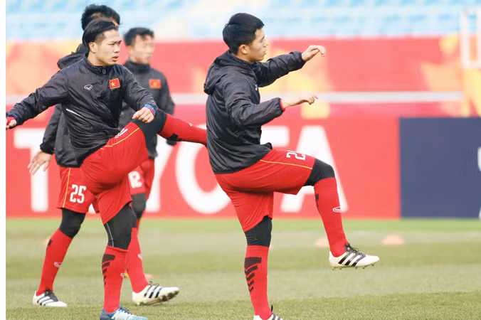 Các cầu thủ U23 Việt Nam có buổi tập duy nhất trước trận bán kết với U23 Qatar tại Thường Châu, Trung Quốc. Ảnh: Hưu Phạm.