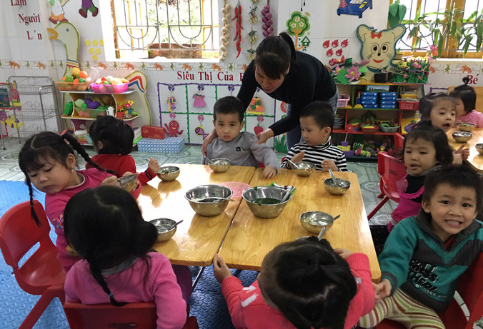 Trong giờ học với học sinh mầm non. Ảnh: Nguyễn Hà.