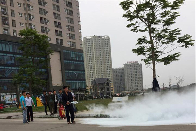 Lo ngại về an toàn PCCC, lực lượng chức năng và ban quản lý nhiều chung cư ở Hà Nội diễn tập PCCC cho cư dân ngày 26/3.