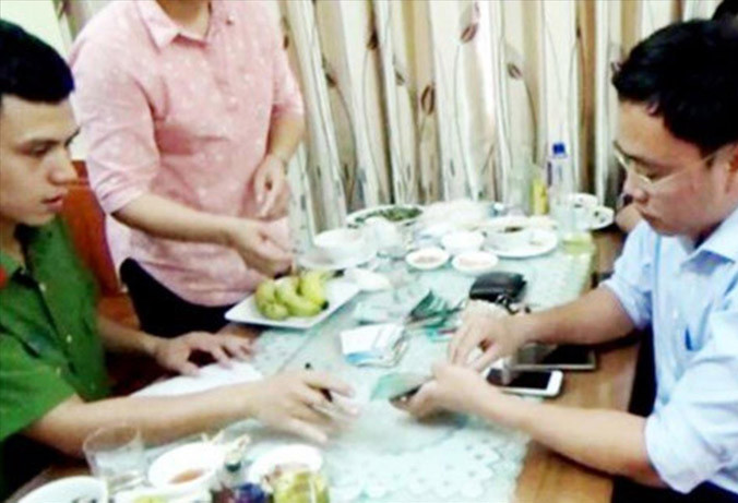 Ông Lê Duy Phong bị bắt quả tang.