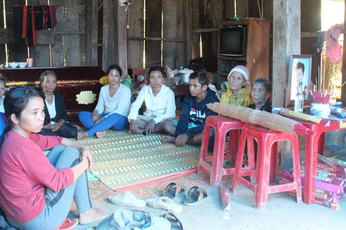 Người dân đến thăm viếng, chia buồn với gia đình anh ALăng Minh.