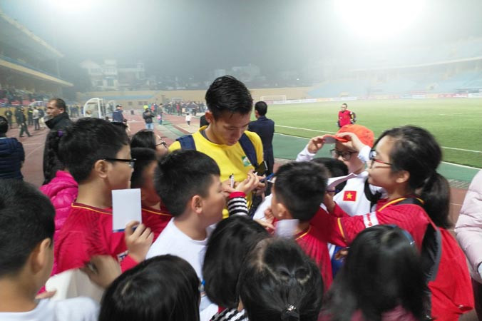 Các em nhỏ háo hức xin chữ ký, chụp ảnh lưu niệm với cầu thủ sau trận đấu. Ảnh: H.D