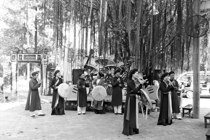 CLB Quan Họ Mười Nhớ trình diễn tại Đầm Sen, TPHCM.