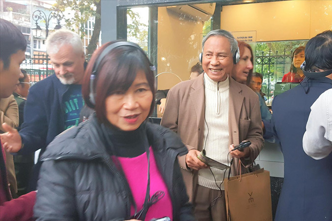 Các chuyên gia văn hóa hài lòng về trải nghiệm thiết bị thuyết minh tự động. Ảnh:Nguyên Khánh.